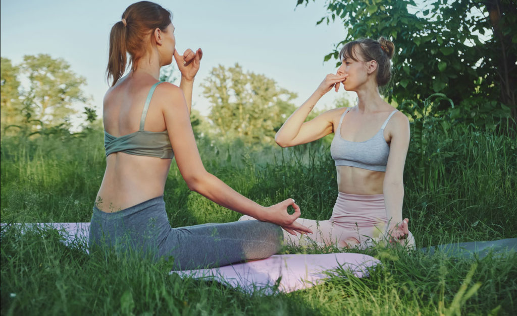 Yoga y salud mental: mujeres practicando pranayama